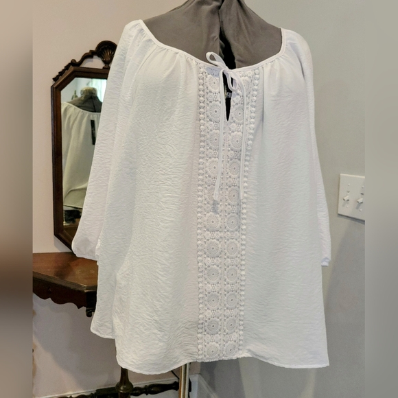 NWT 1X White Floral Crochet Detail Flowy Blouse - Picture 8 of 11